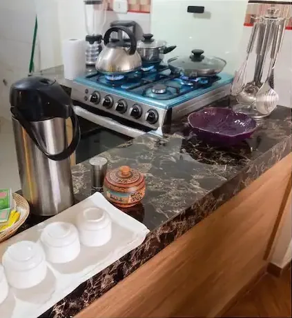 Barra de la cocina con termo, tazas e infusiones