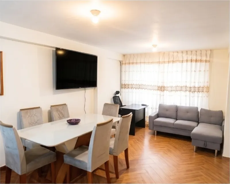 Sala y comedor con mesa para seis, Smart TV, escritorio y sofá gris